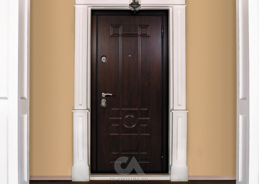Металлическая дверь Цезарь для квартиры, вид в интерьере